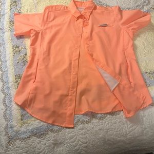 Peach colored women’s Columbia blouse, size M, zippered pockets.
